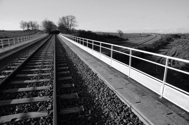 voies ferrées en noir et blanc