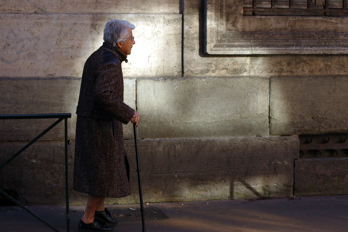 série vieillesse et cliché vieille dame marchant dans la rue